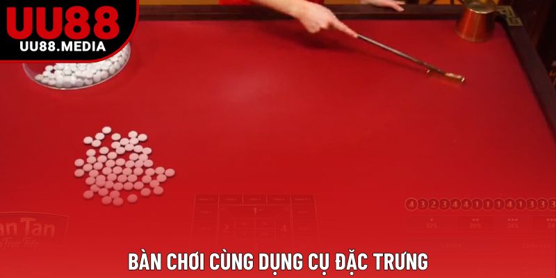 Bàn chơi cùng dụng cụ đặc trưng